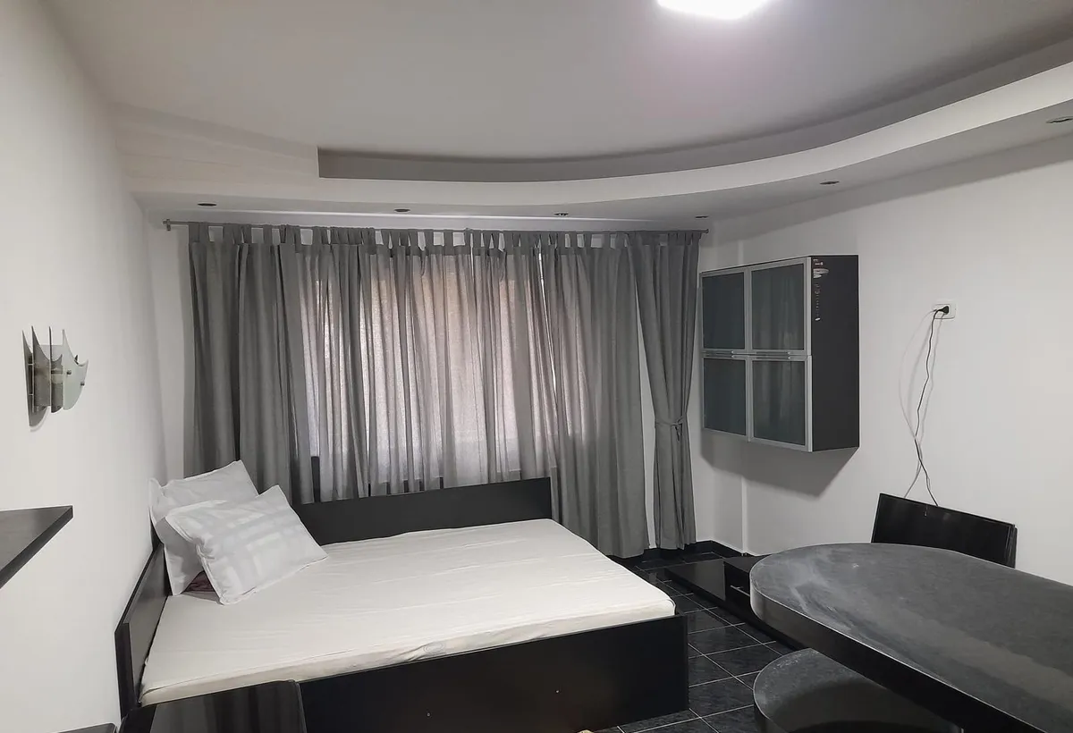 Piata Veteranilor Proprietar inchiriez apartament 3 camere