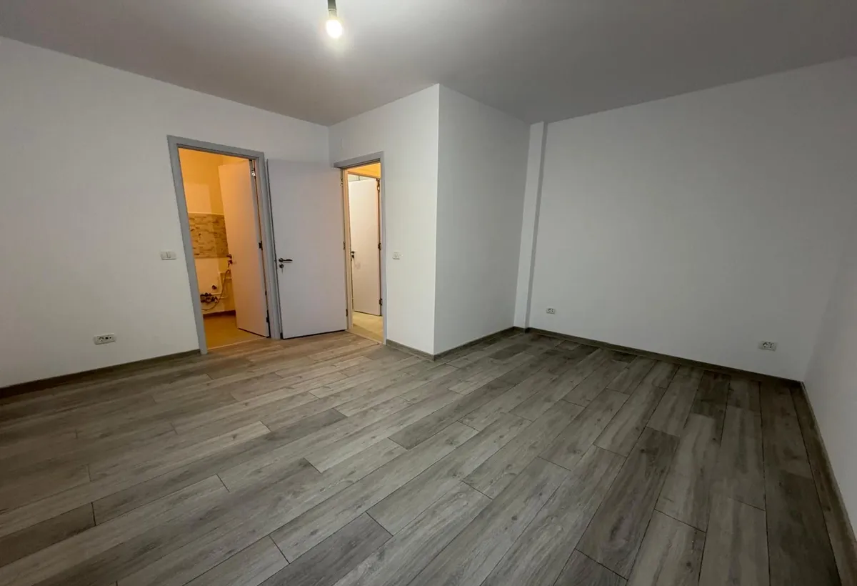 Dristor Piata Ramnicu Sarat 7 min metrou Park Lake bloc mixt