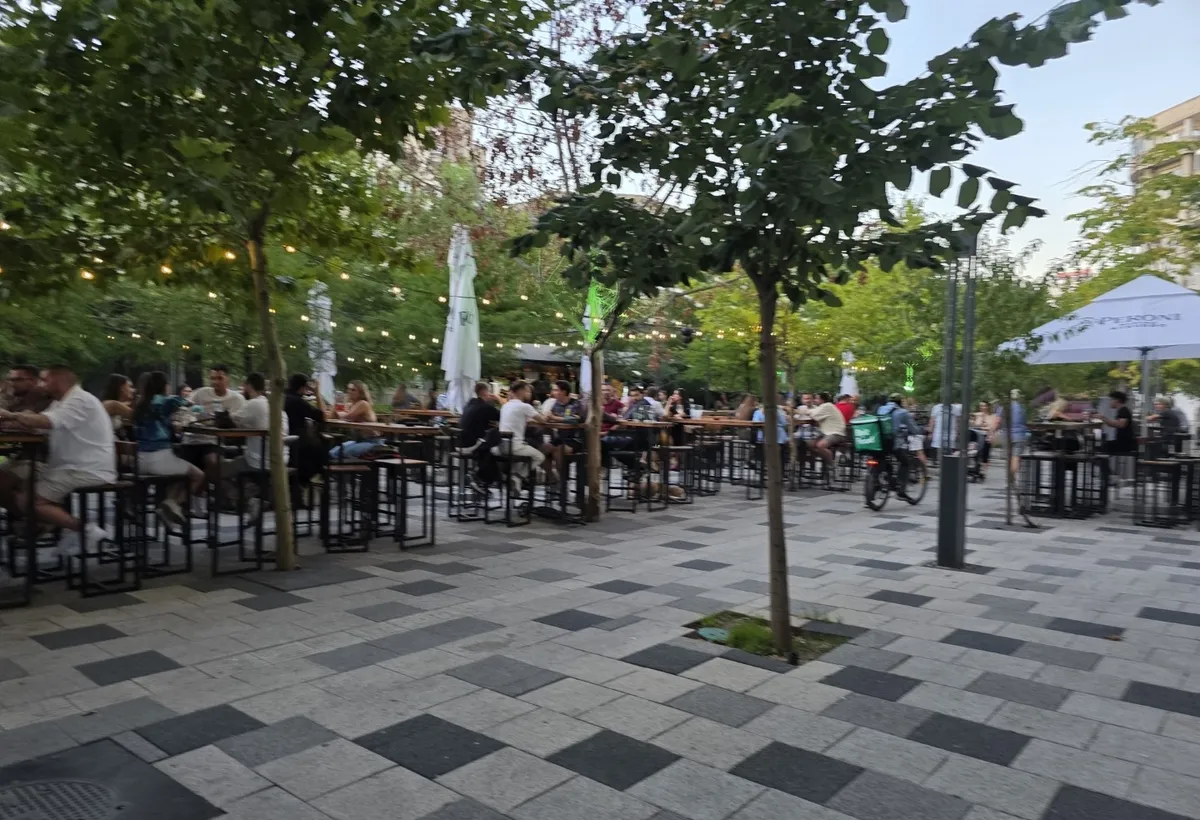 Decebal Piata Muncii 5 minute metrou bloc 1991 vedere mixta