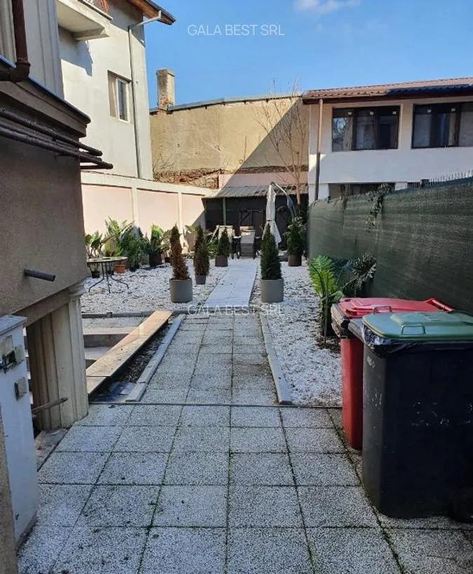 Piata Muncii Calarasilor vila 400 mp 12 camere curte 200 mp