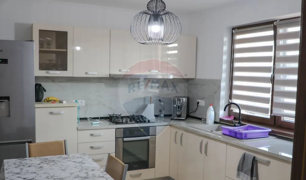 Casa cu 4 camere de inchiriat in cartierul Tineretului