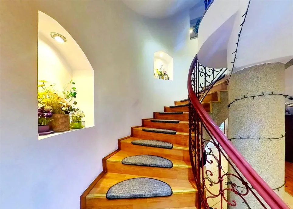 Live Proprietate spectaculoasa eclectic decorata mobilata s