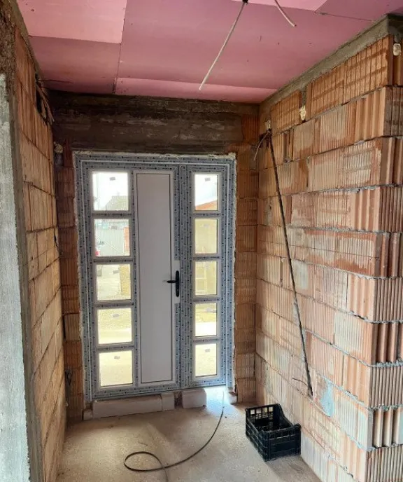 Casa la rosu 300 mp 31 ari de teren Maneuti Fratautii Vec