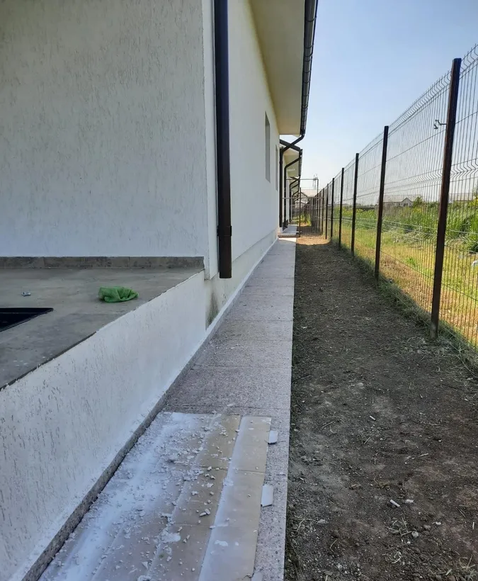 Sabareni casa 4 camere 2 bai p pod placa beci curte amenajata gazon pavele