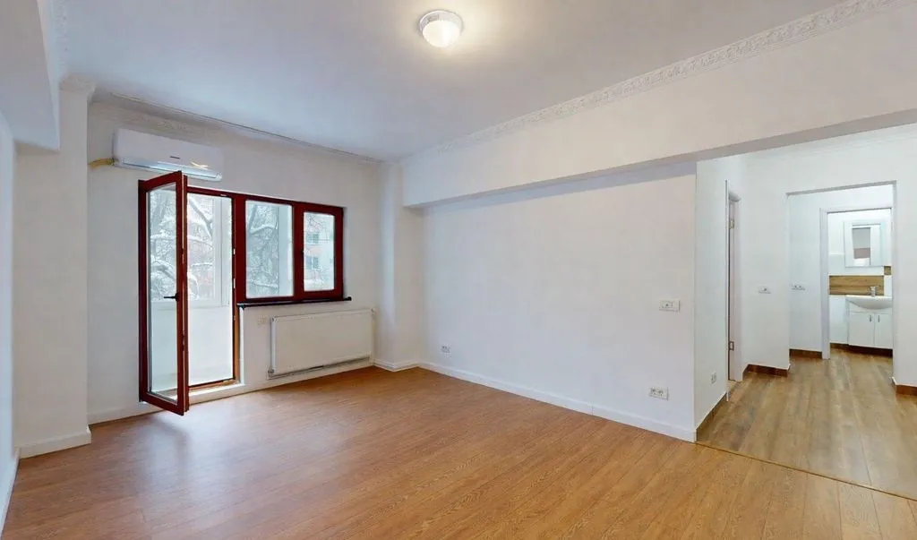 Lacul tei Circa 7 3 Camere Renovat 1/8 73mp 1983