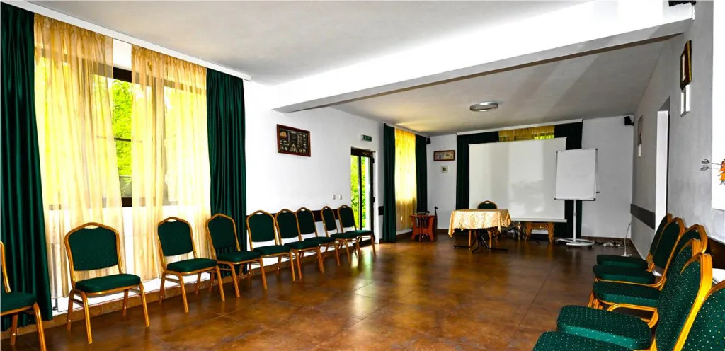 Complex turistic afacere la cheie 3 vile teren 7 700 mp pan