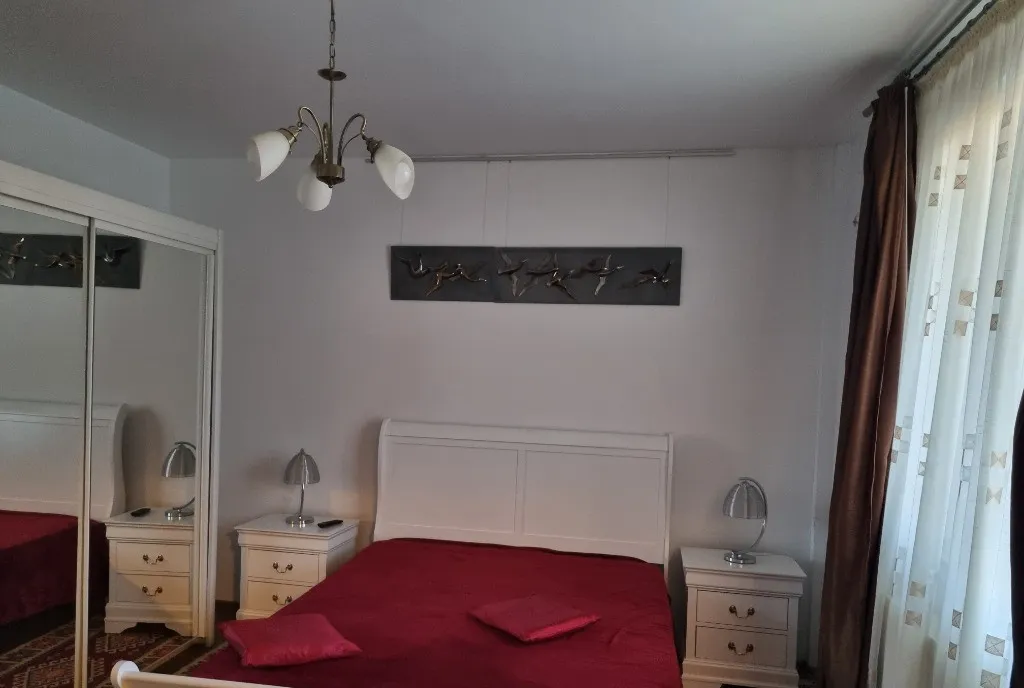 Inchiriez apartament 3 camere 100mp terasa gradina in vila Palazu Mare