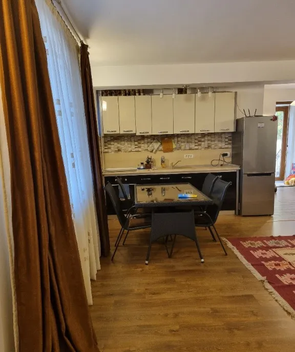 Inchiriez apartament 3 camere 100mp terasa gradina in vila Palazu Mare