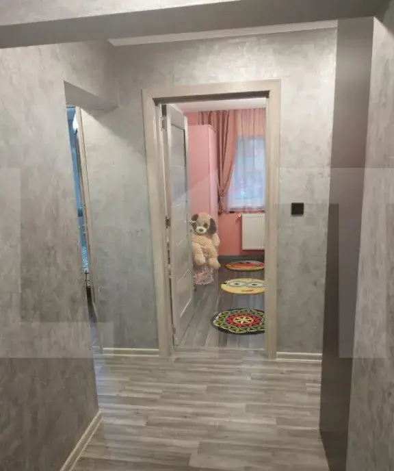 Apartament cu 4 camere 2 bai 80 mp et intermediar zona