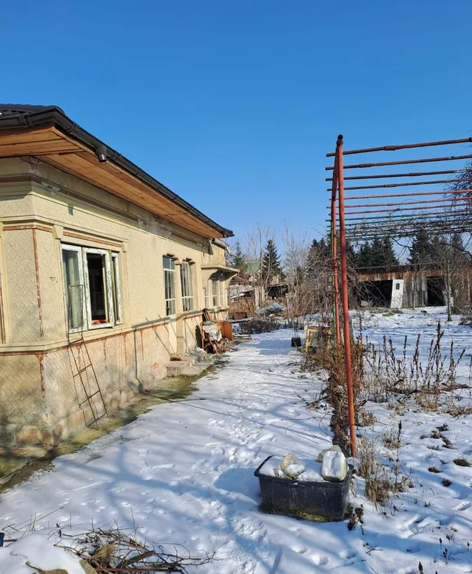 Dascalu casa veche 4 camere acoperis nou teren 1300 mp deschidere 39 m