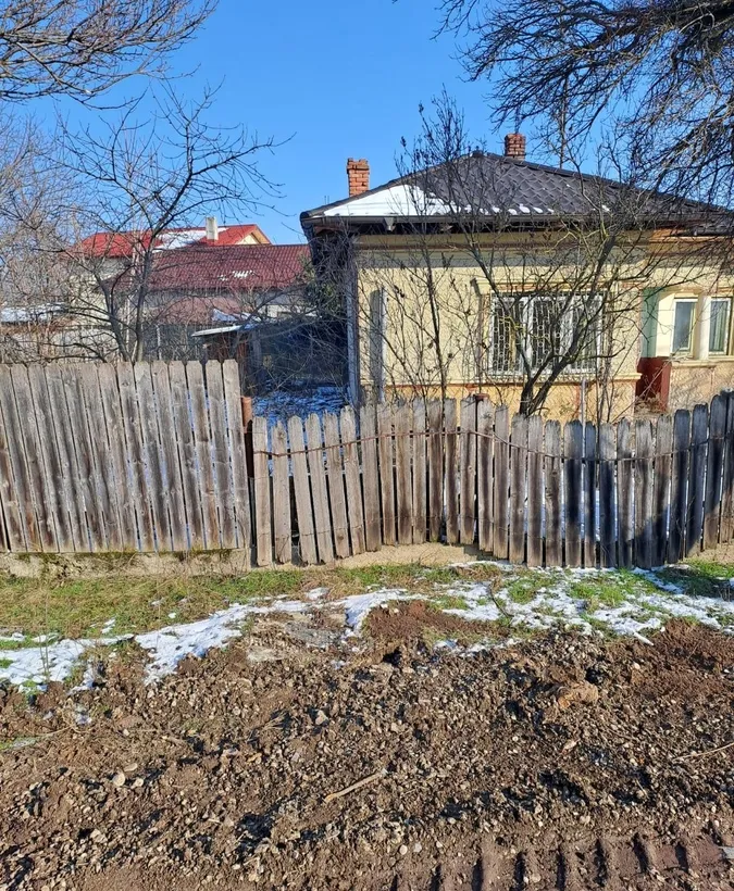 Dascalu casa veche 4 camere acoperis nou teren 1300 mp deschidere 39 m