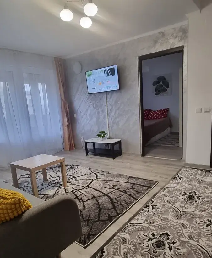 Piata Romana proprietar inchiriez apartament renovat cu 2 camere