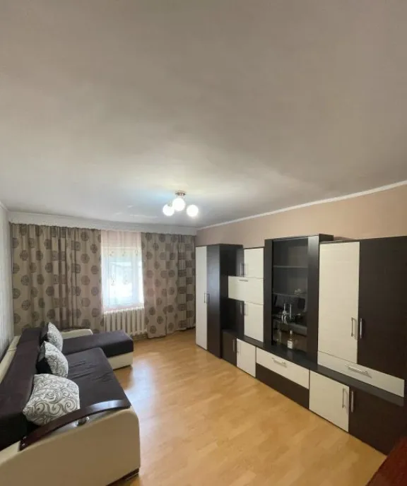 Apartament de vanzare cu 3 camere decomandat 68 mp parter