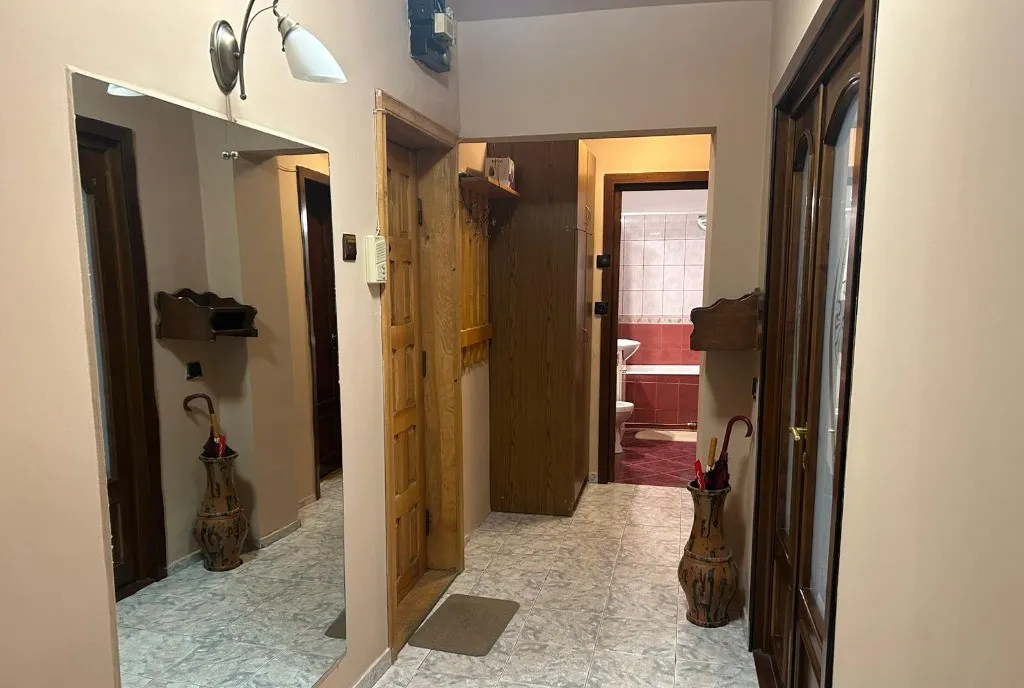 Garsoniera vis a vis de Hala Centrala etaj 2