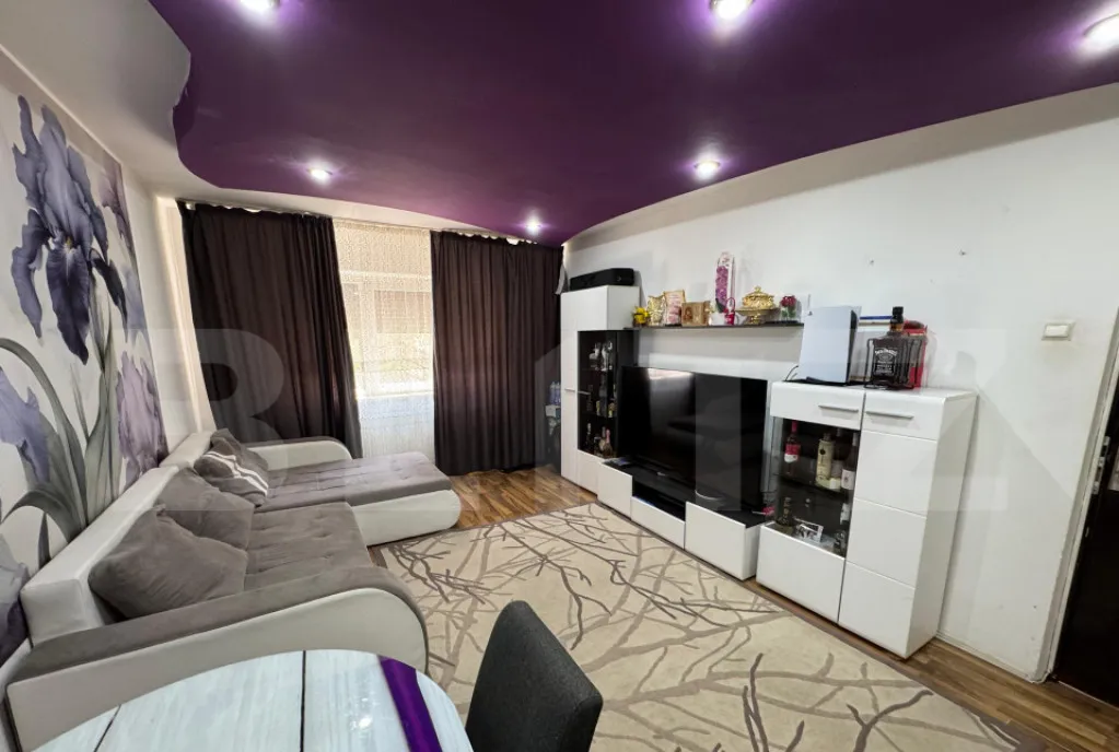 Apartament de 3 camere decomandat parter zona Valea Rosie