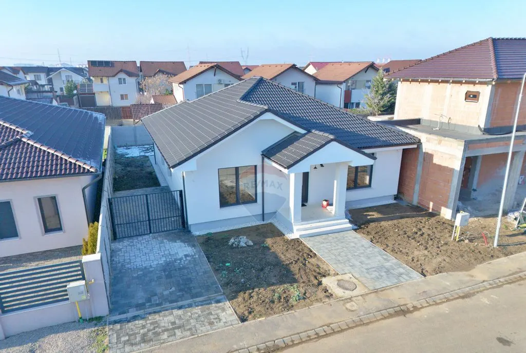 Vila cu 4 camere de vanzare in Via Carmina