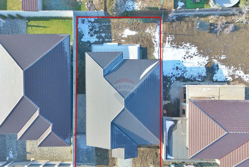 Vila cu 4 camere de vanzare in Via Carmina