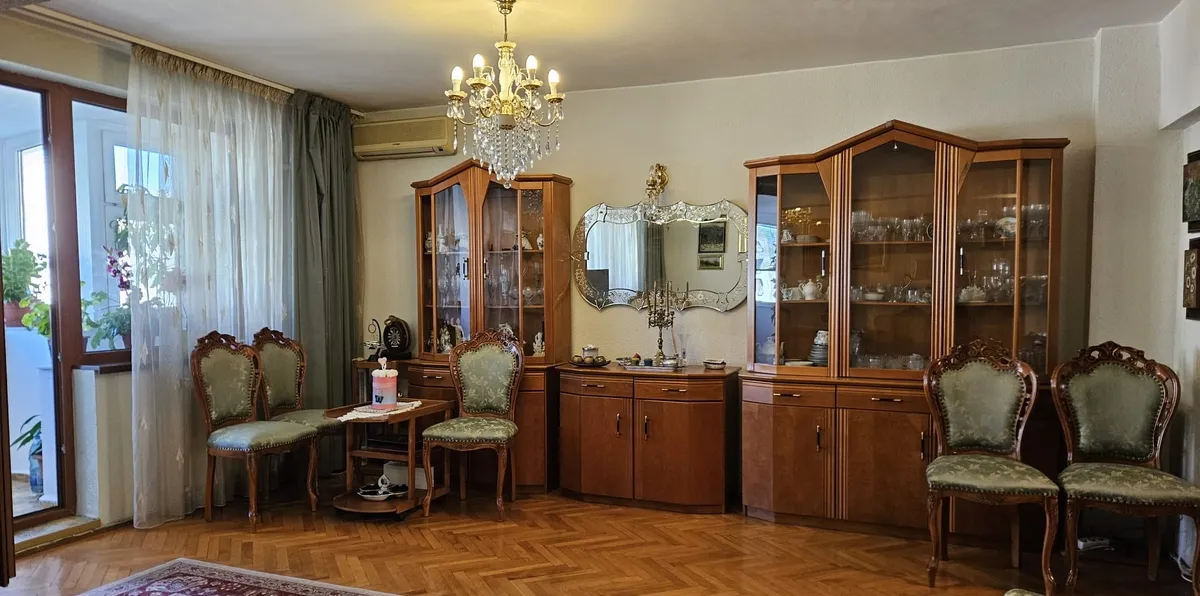 Unirii Decebal 4 camere etaj 6 st 115 mp