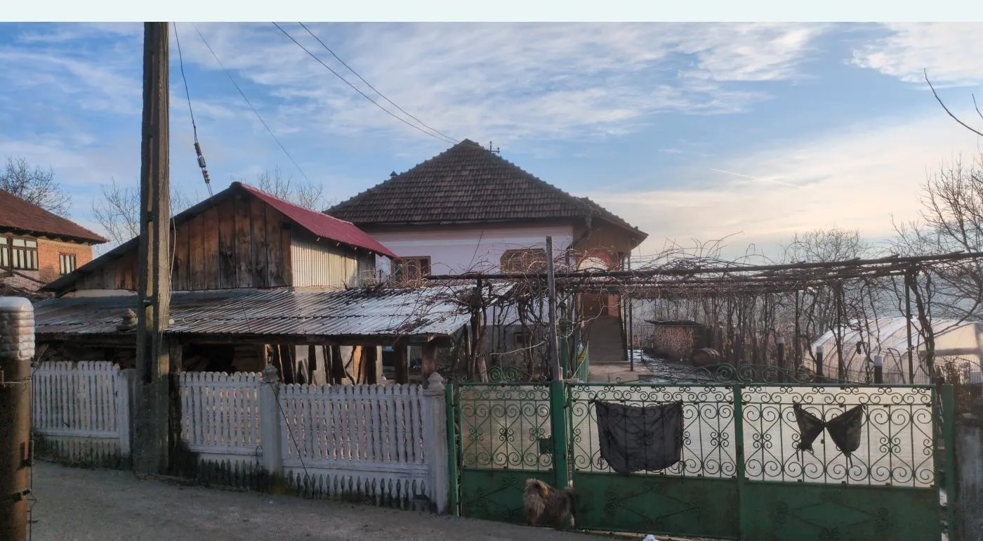 Casa de vanzare cu teren in centru Rosia de Amaradia Gorj