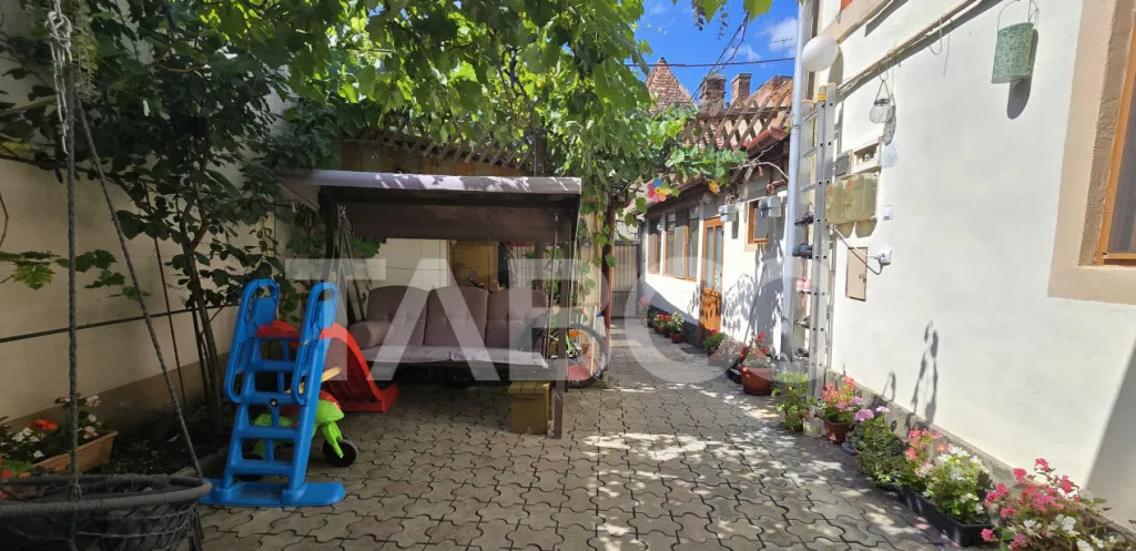Apartament la casa de vanzare curte comuna Orasul de Jos Sib