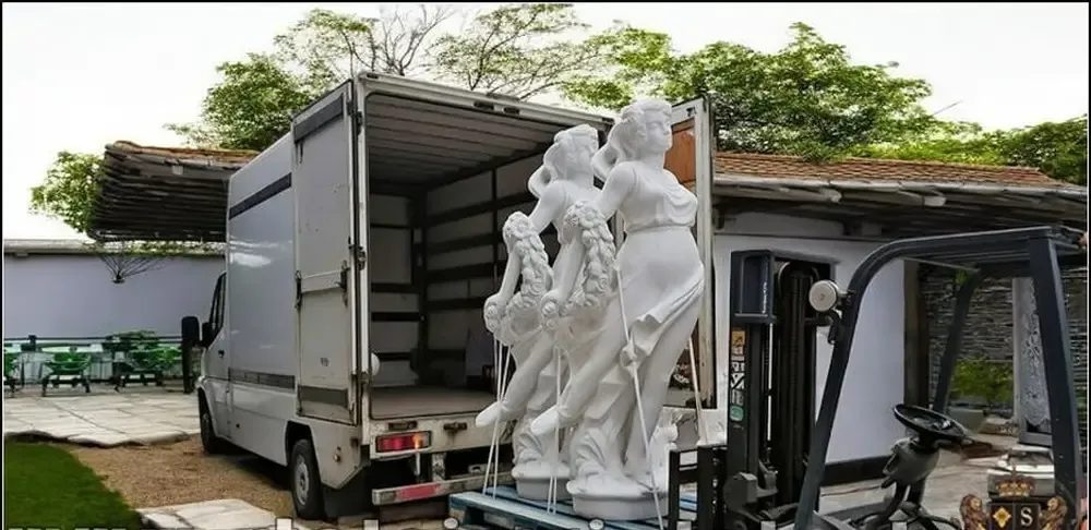 Statueta domnita cu flori alb marmorat model S50