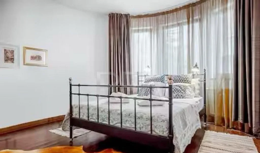 Apartament in vila cu garaj in zona Polona