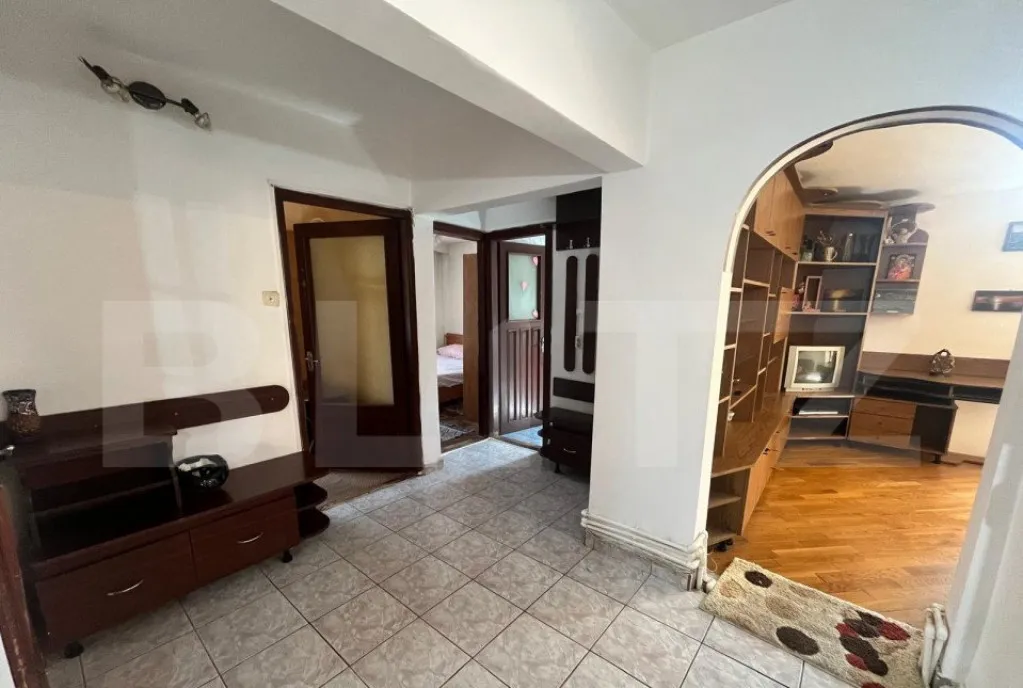 Apartament 3 camere decomandat parter 70 mp zona Sens Ve