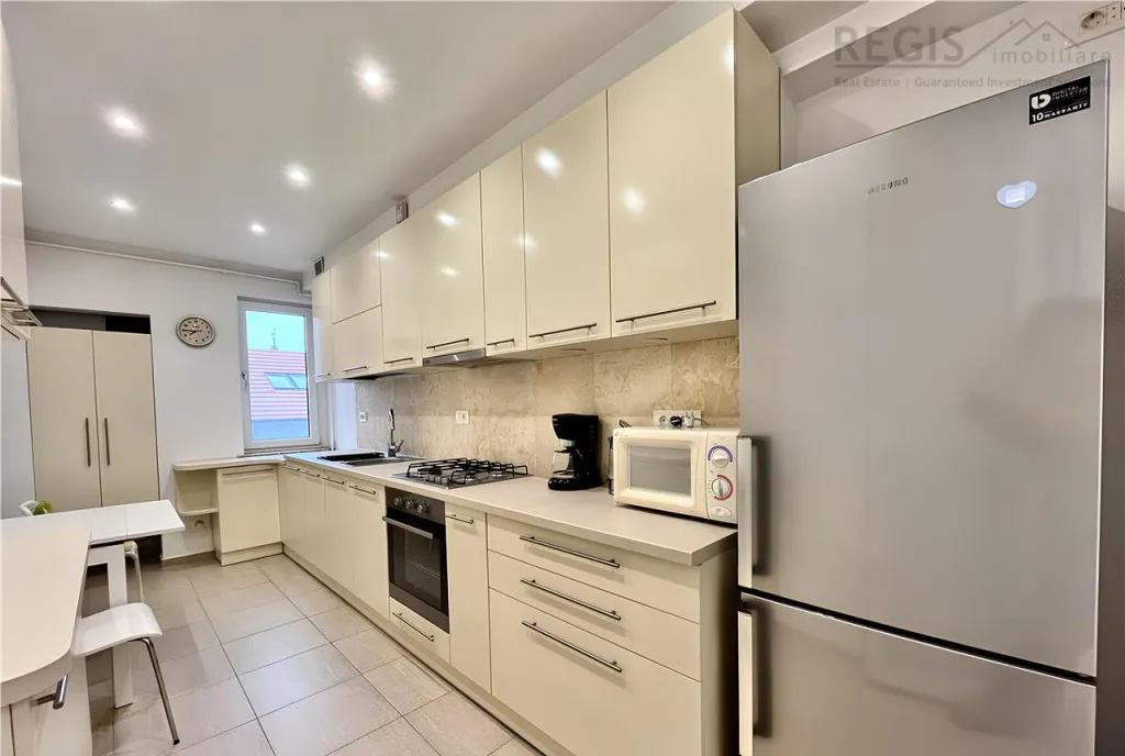 Apartament Decomandat Central cu 3 Camere potrivit unei S C