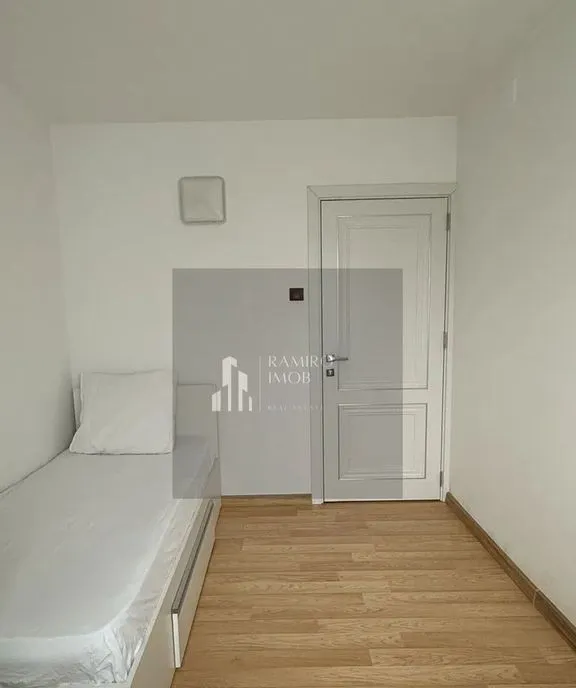 3 camere decomandat Auchan Titan/1 Decembrie 1918