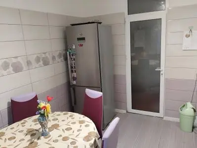 Apartament 3 camere decomandat, 71 mp, etaj 2, 2 băi, complet mobilat – Berca