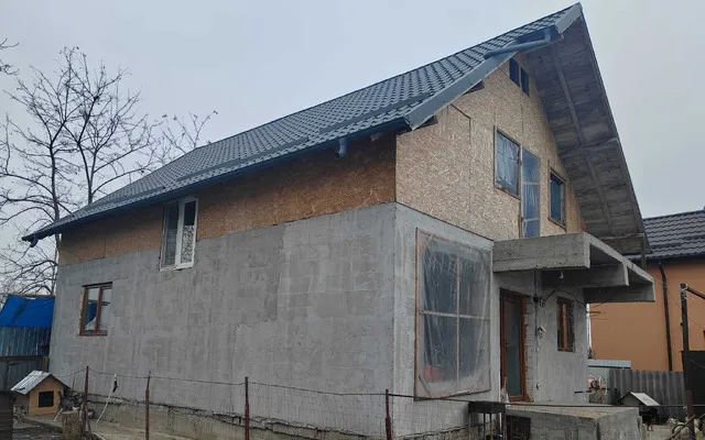 Imobil cu 2 constructii anexe si 670 mp teren utilitati racordate Bratasanca