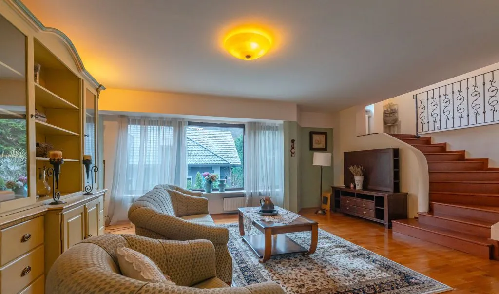 Casa individuala cu 7 camere langa afi Mall ideala