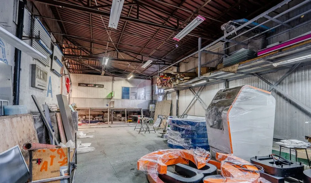 Hala de vanzare Colentina - 1 100 mp utili teren