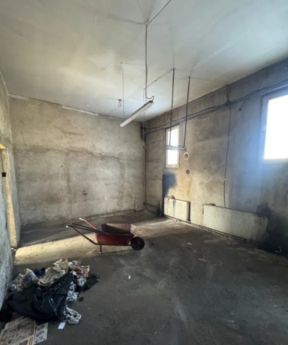 Hale industriale 628 mp teren 2 857 mp front 100 m zona