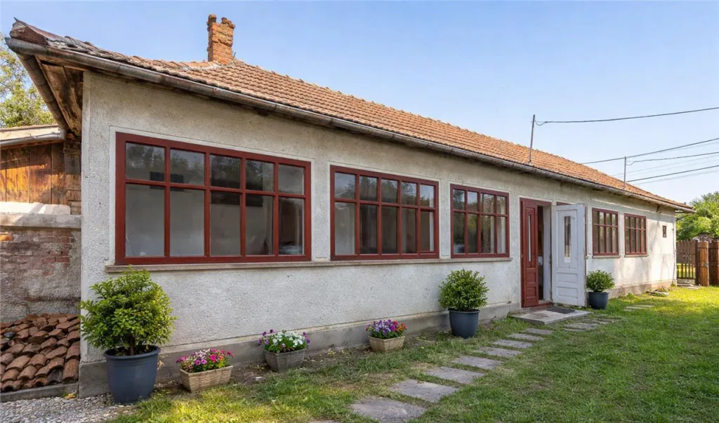 Film De casa traditionala cu dependinte si facilitati in