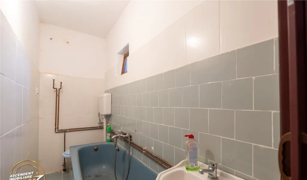 Film De casa traditionala cu dependinte si facilitati in