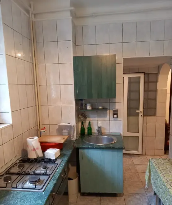 Apartament 2 camere parte/ 3 etaje bloc caramida 1950