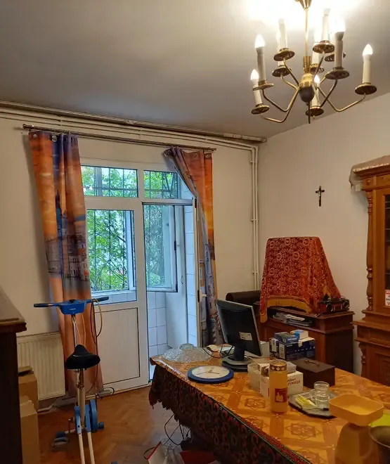 Apartament 2 camere parte/ 3 etaje bloc caramida 1950