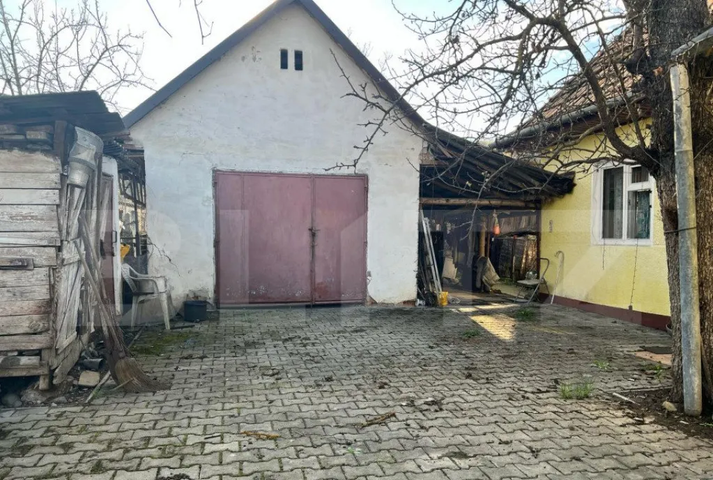 Casa traditionala de vanzare 3 camere 77 mp cu teren d
