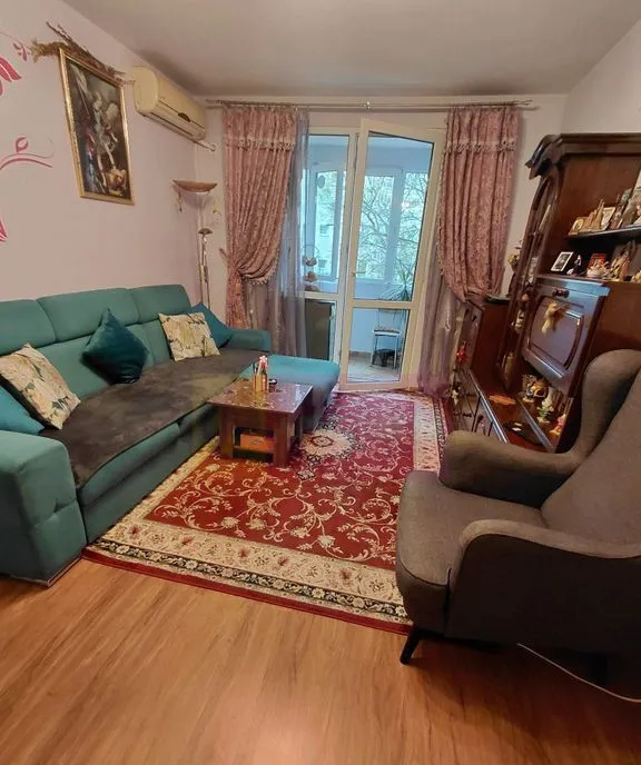 Titan Metrou M1 statia Titan si parc ior cu 3 lifturi