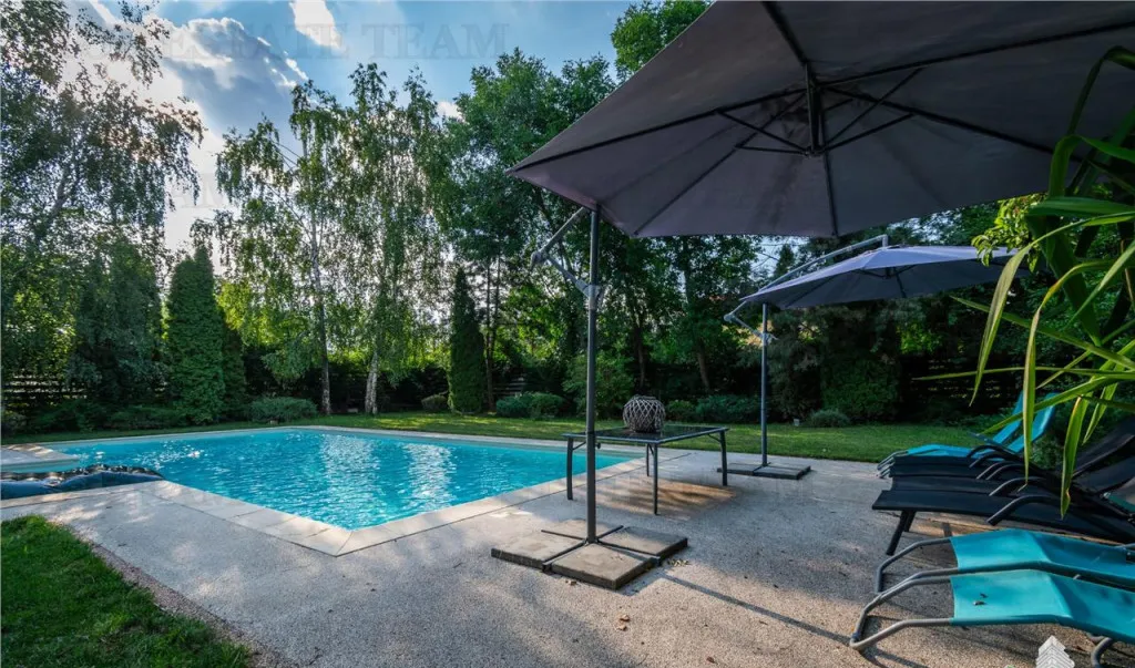 Vila premium cu 7 camere de inchiriat cu piscina privata si