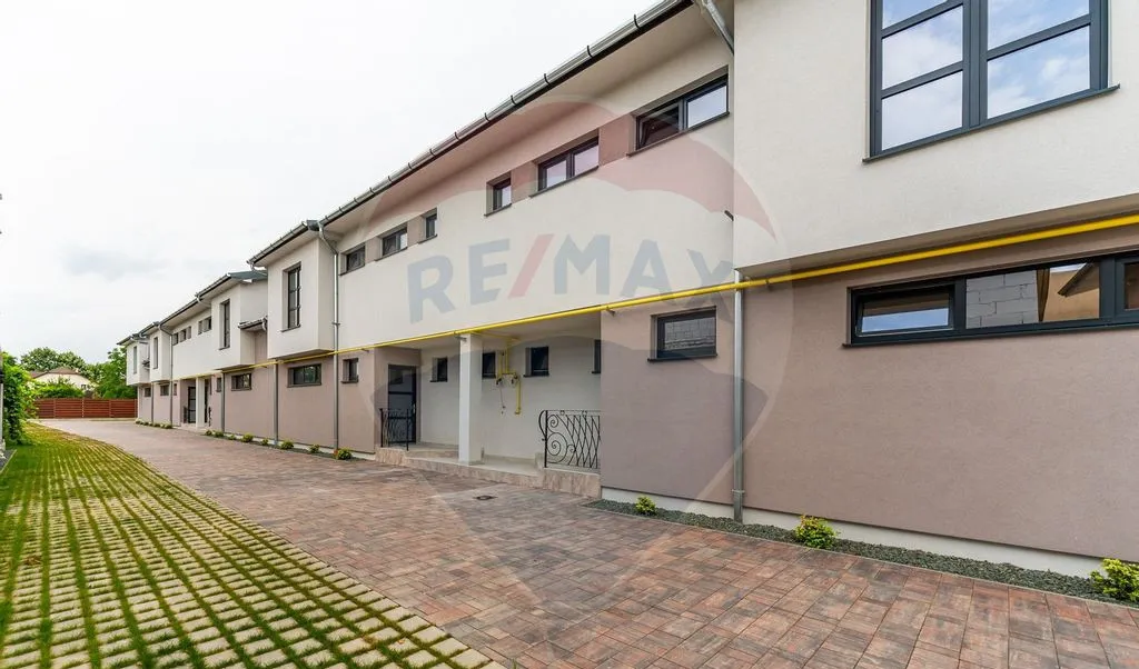 Apartament cu terasa si 2 parcari Complex nou central