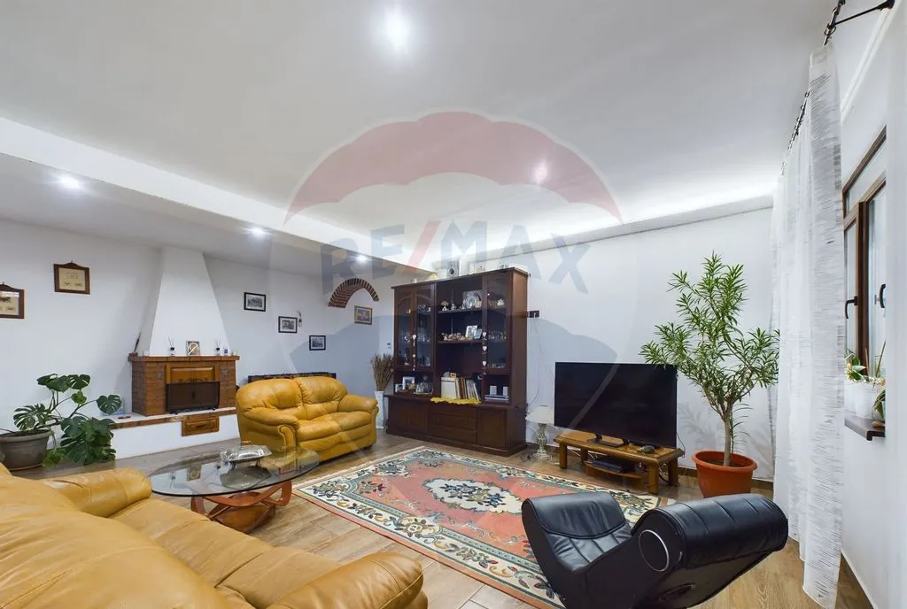 Vila cu 6 camere teren 1200mp de vanzare Varasti la 4