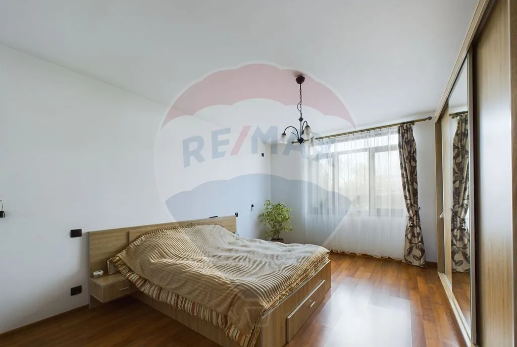 Vila cu 6 camere teren 1200mp de vanzare Varasti la 4