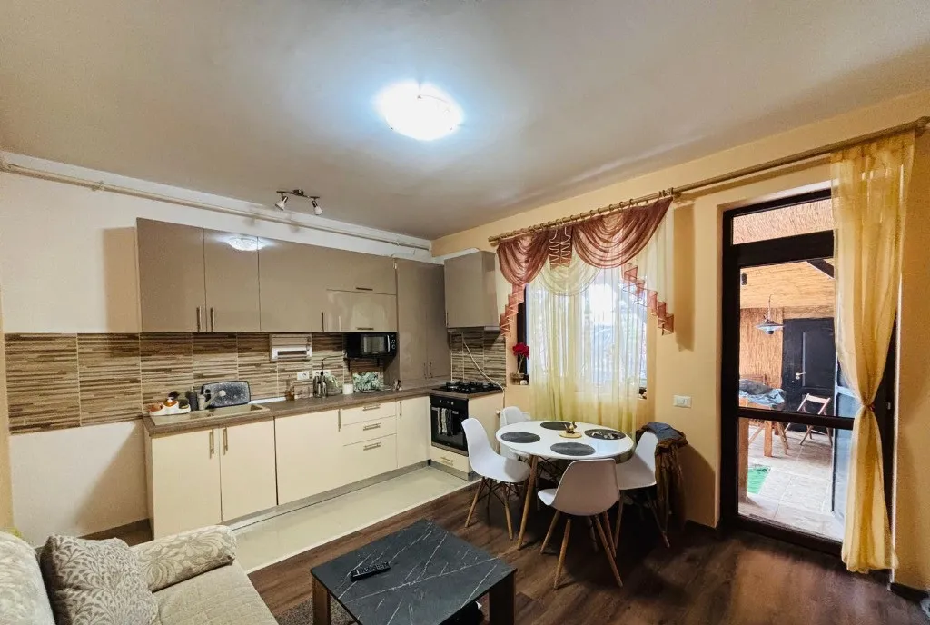 Inchiriez Apartament 3 camere cu propria curte terasa parcare Vest