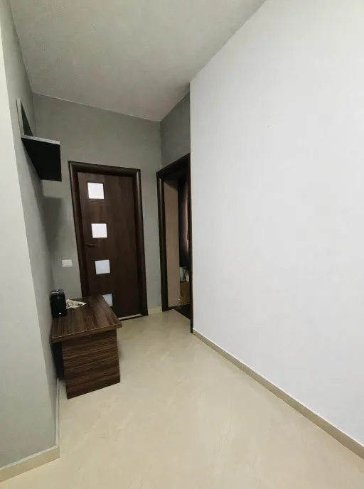Inchiriez Apartament 3 camere cu propria curte terasa parcare Vest