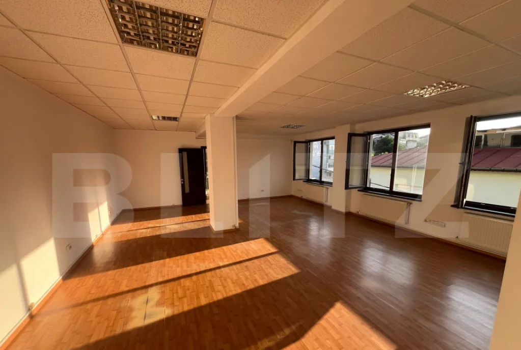 Cladire multifunctionala de inchiriat 600 mp zona