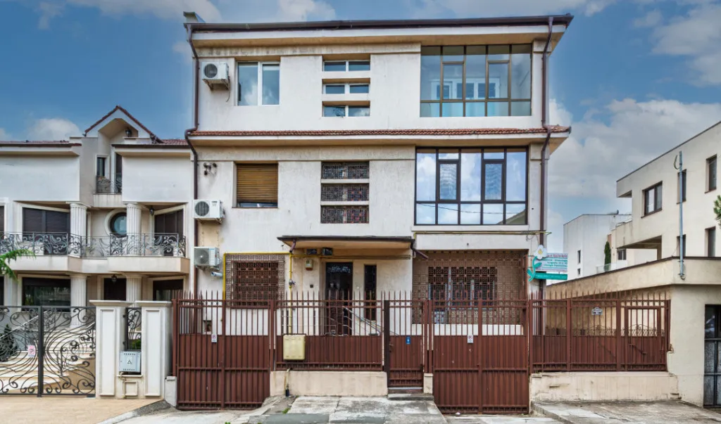 Vila tip bloc 12 camere 2 garaje 2 boxe zona Tomis 1 Flam