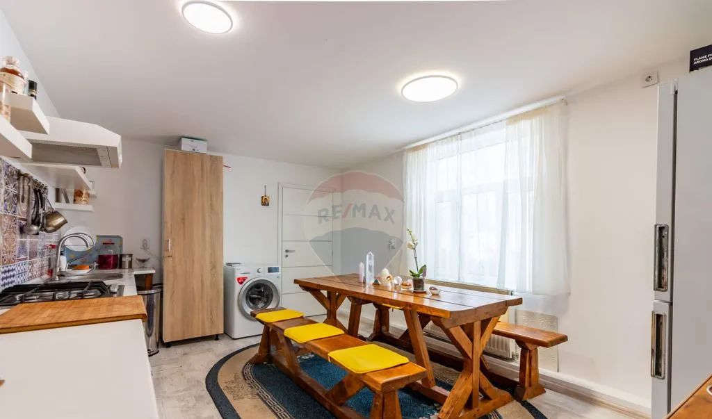 Casa de vanzare cu teren generos 504mp si piscina Bucur