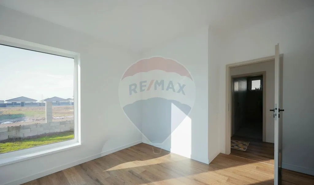 Casa pe nivel de vanzare cu 3 dormitoare 500 mp teren